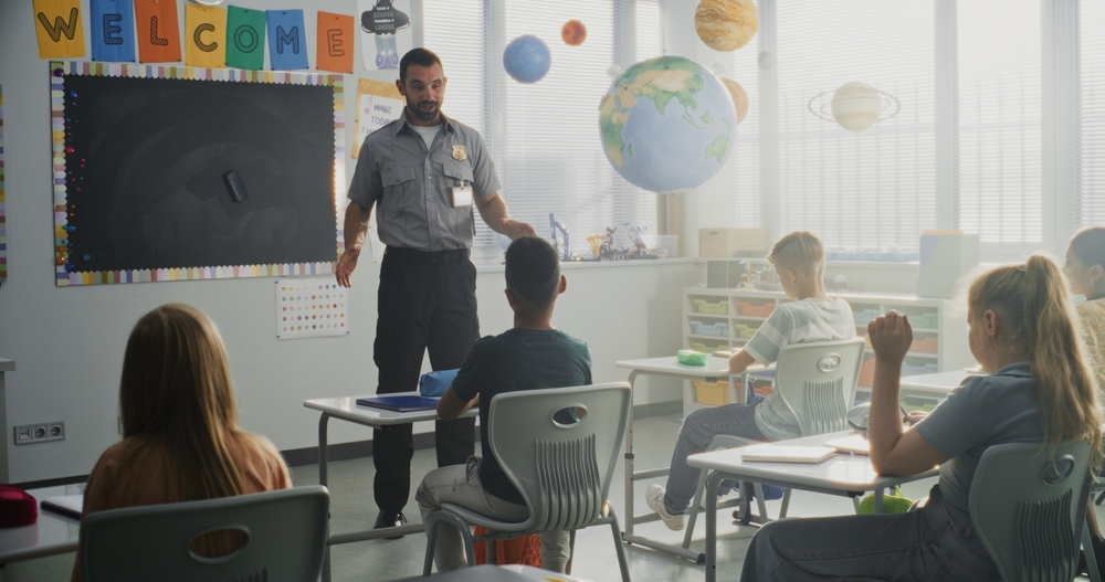 Tsa,Security,Officer,Explaining,Safety,Rules,To,Young,Students,At