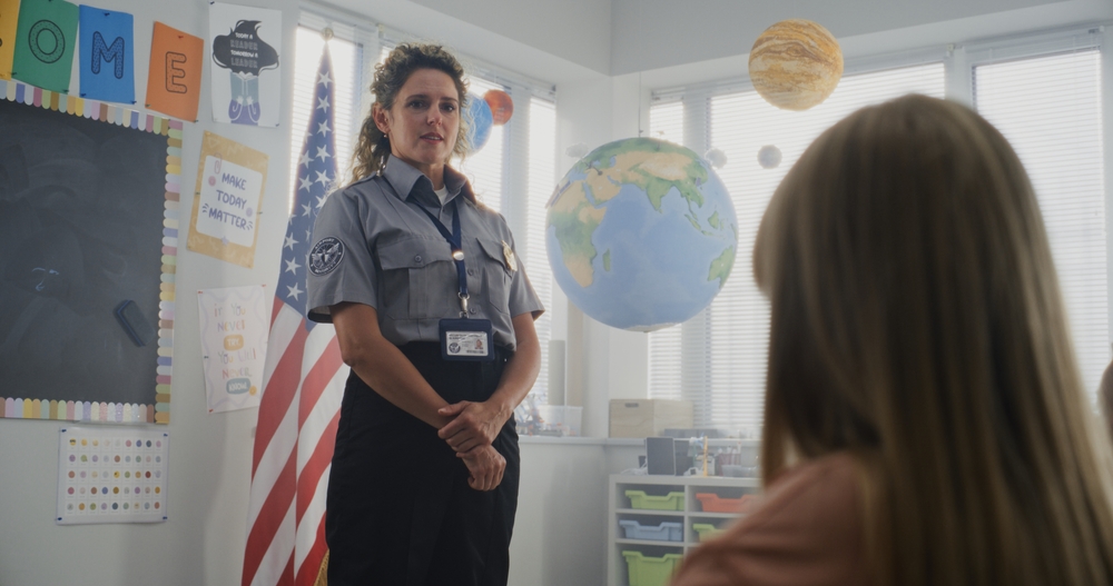 American,Female,Tsa,Security,Officer,Explaining,Safety,Rules,To,Young