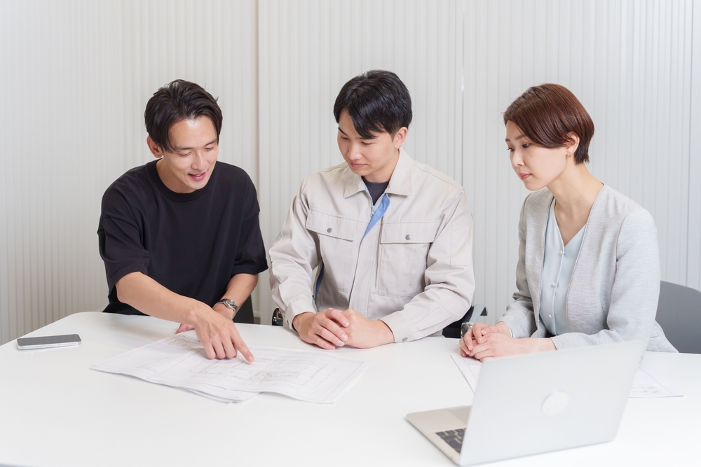 Construction,Workers,Having,A,Meeting,Together