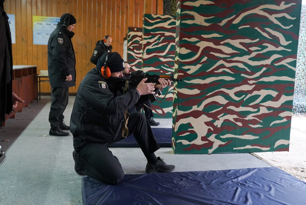 Police,Officers,Practice,Tactical,Shooting,With,Rifles,At,An,Indoor
